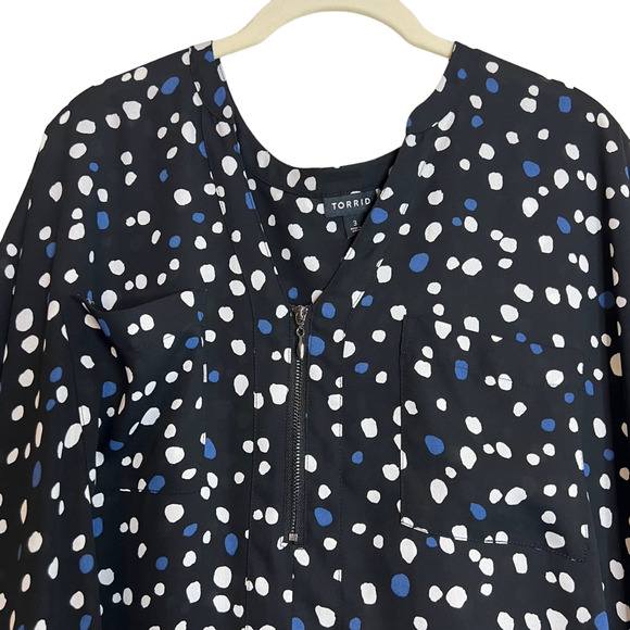Torrid Chiffon Blouse Size 3X Black Blue White Polka Dot Cap Sleeve Quarter Zip - Picture 2 of 7
